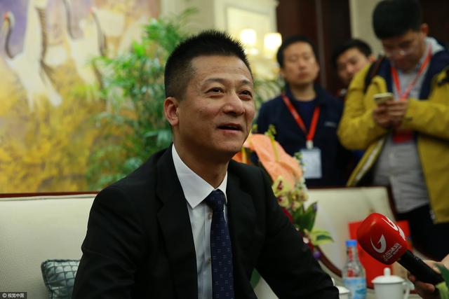 舞台常会出现在伯格曼的影片里，它象征了人戴着而具的生存状态一舞台中人一定有明确的身份，他们表演角色而不是呈现自己;舞台上人必须昂首阔步打磨时间，不管他的表演是否值得欣赏。